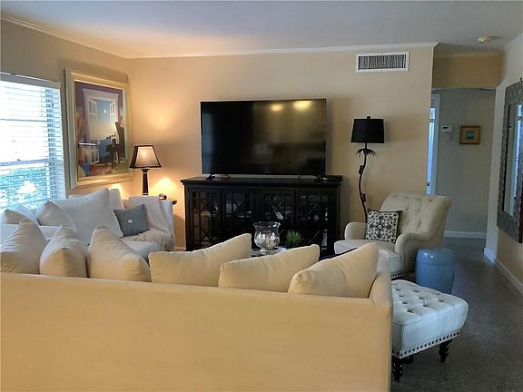 2nd image of 520 Dahlia Ln