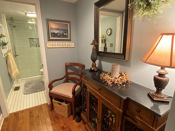 5th image of 1016 Saint Clair St