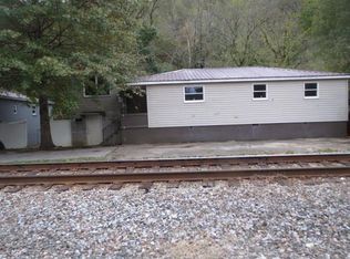 51 Water St, Garrett, KY 41630