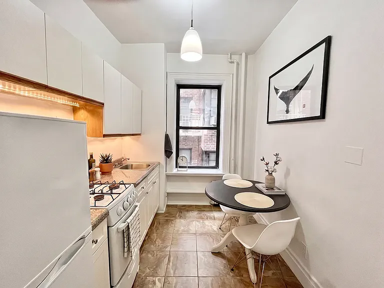 153 E 18th St #7 — Photo 4