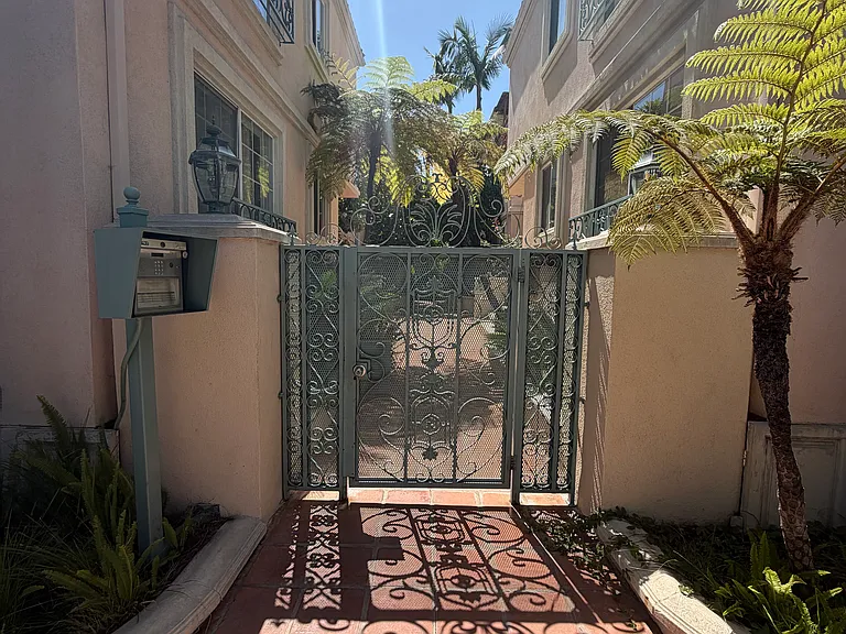 217 S Doheny Dr #5 — Photo 37
