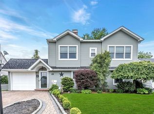 28 Rainbow Ln, Levittown, NY 11756