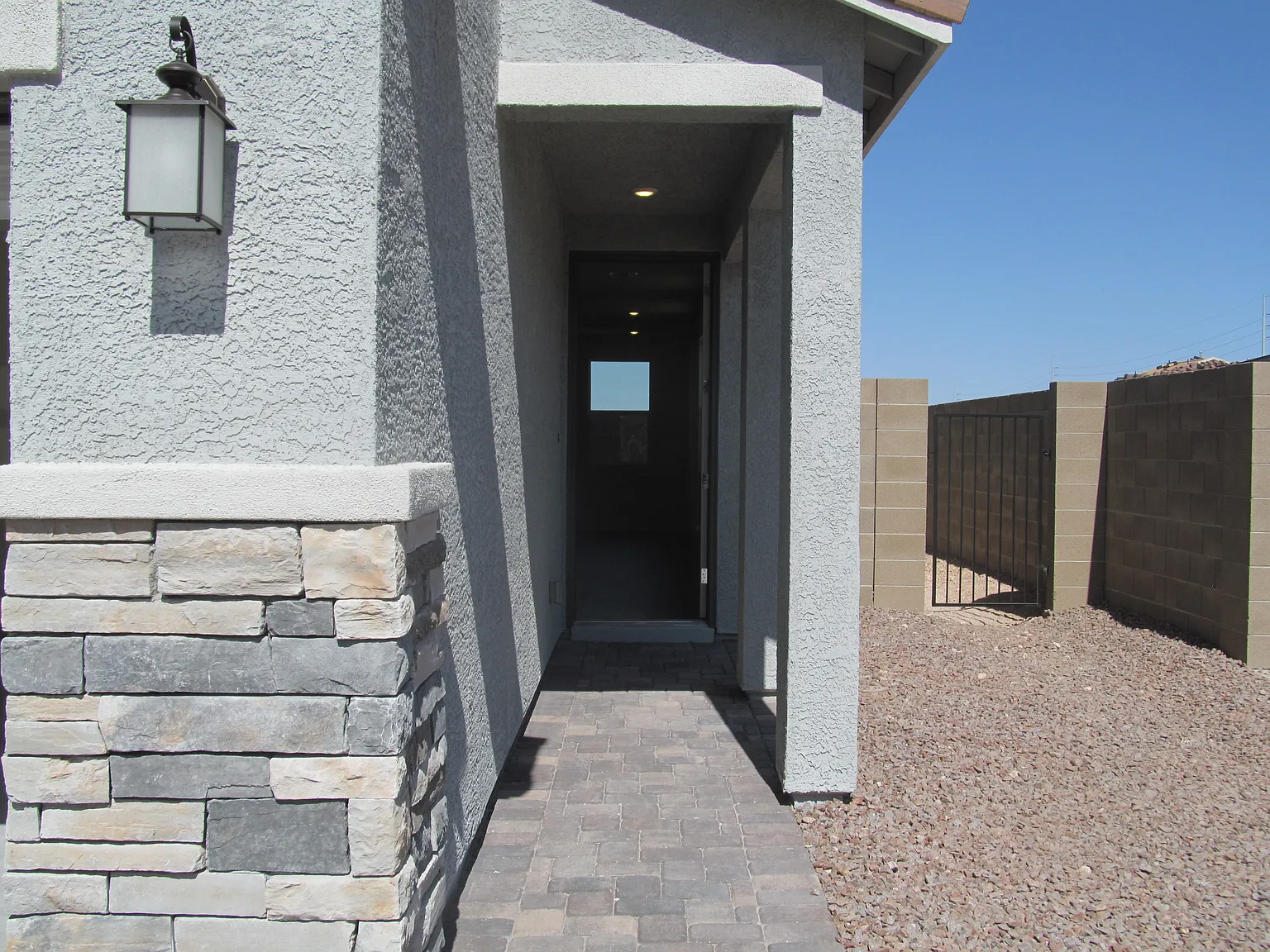 4 bed, 1998 sqft, $2,200 — Photo 2