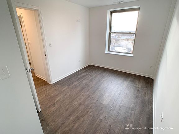 5th image of 940 W Winona St APT 404