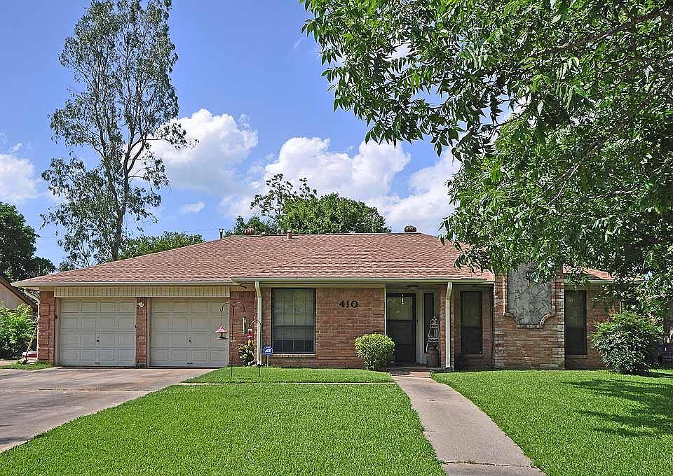 Front view of property. Great location near Yaupon.