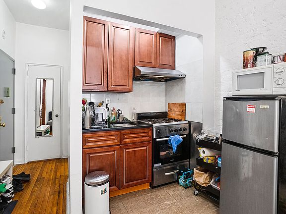 4th image of 242 E 40th St