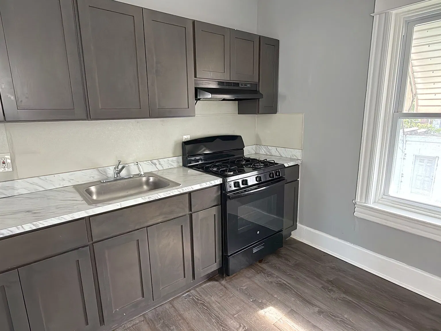 5 bed, 1250 sqft, $1,900 — Photo 2