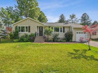 7 Oak Dr, Roseland, NJ 07068
