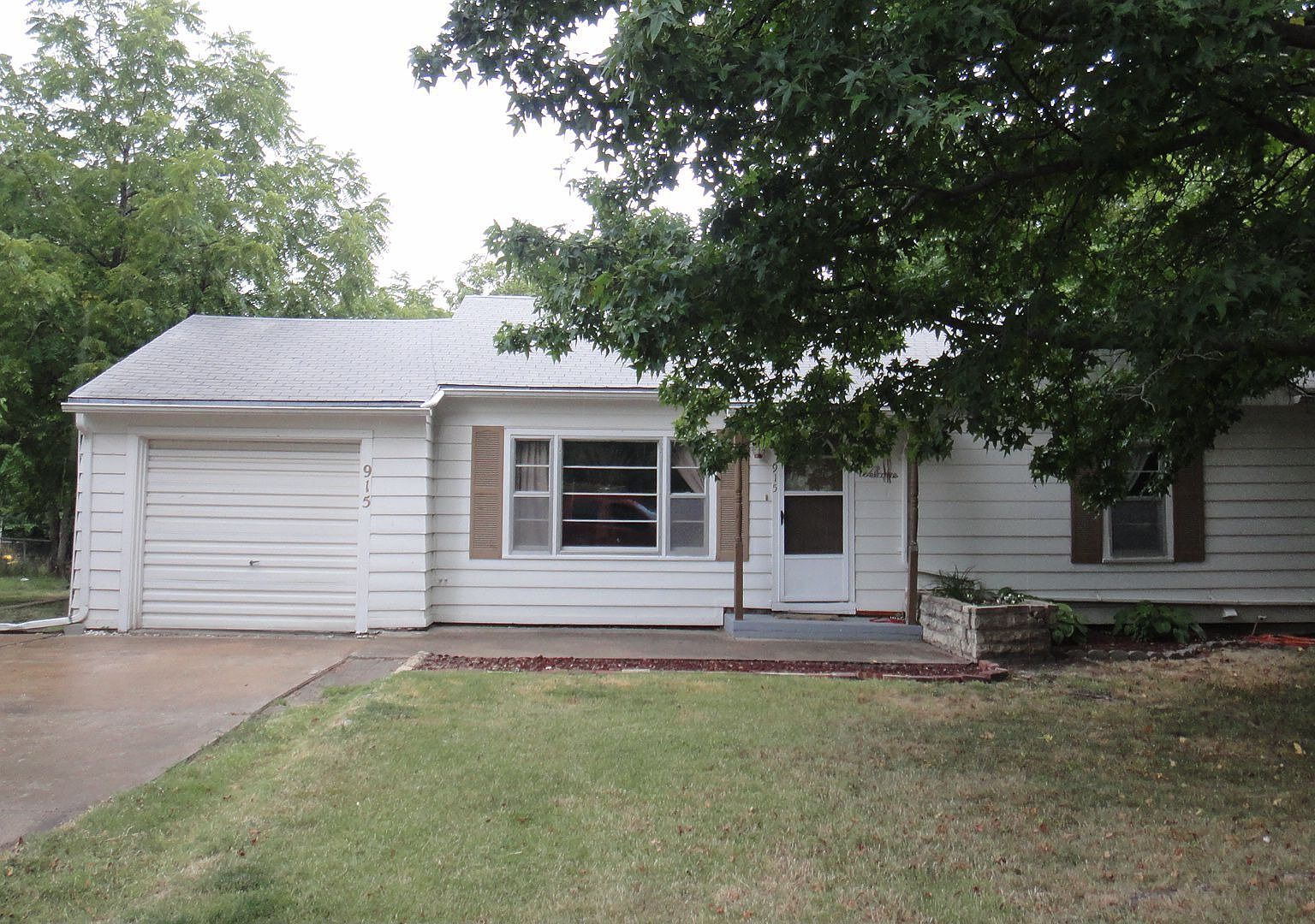 915 Lakeview St, Emporia, KS 66801 Zillow