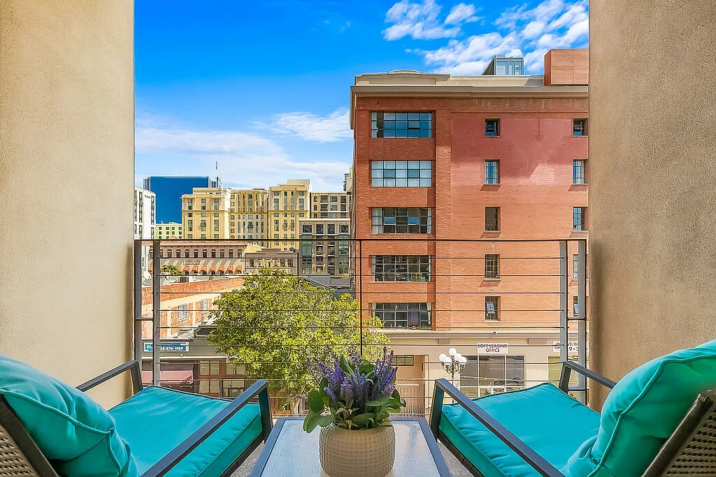 2 bed, 933 sqft, $4,500 — Photo 3