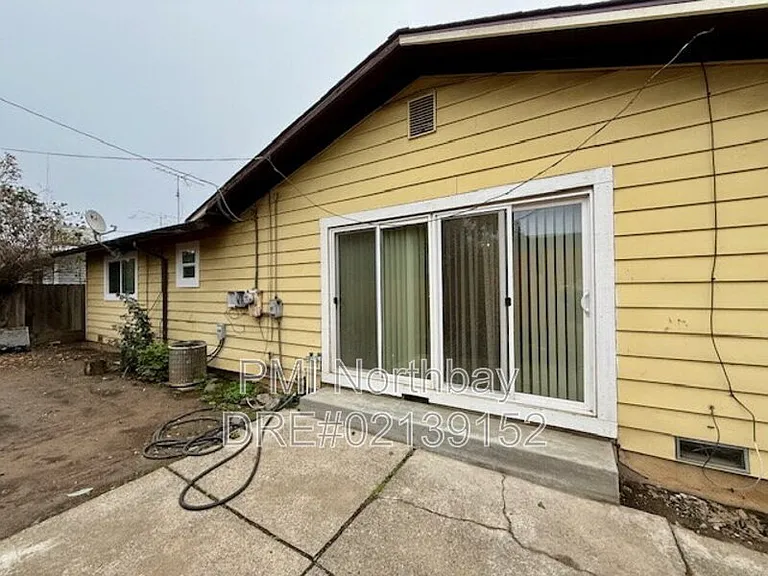 1019 Wallace St — Photo 13