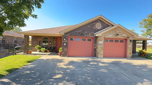 902 Safari Dr Photo 1