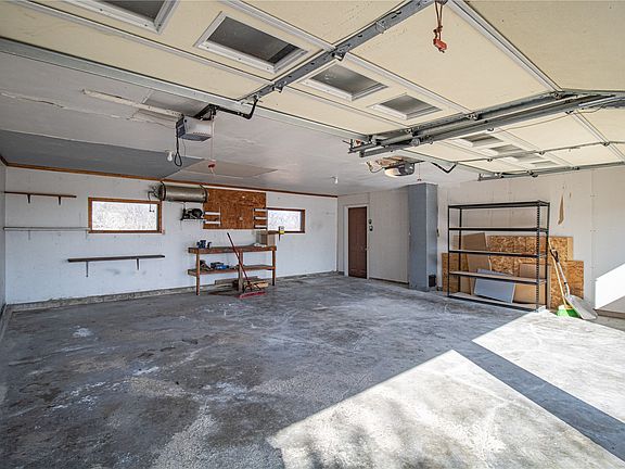 4th image of 19576 Lake View Rd