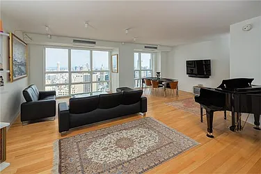 Sold by Macklowe Investment Properties