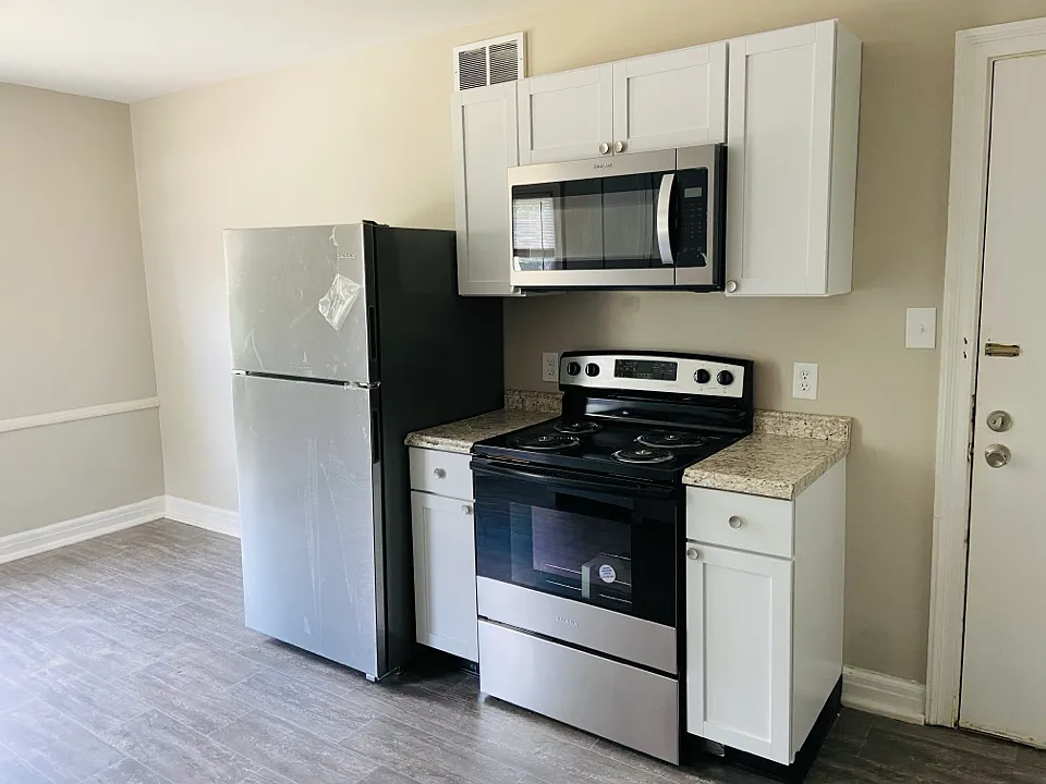 2 bed, 1000 sqft, $1,300 — Photo 2