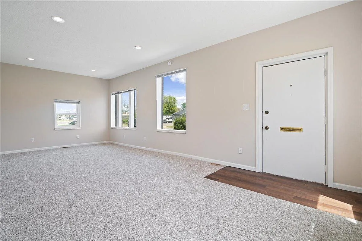 3 bed, 1351 sqft, $900 — Photo 3