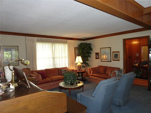 4th image of 997 Country Club Dr