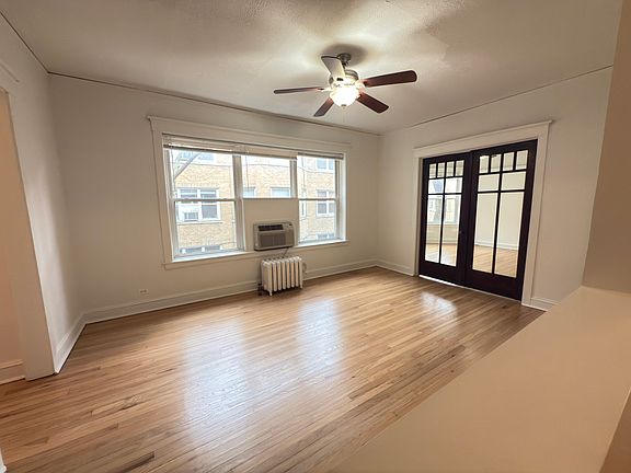 3rd image of 917 W Cornelia Ave APT 2A