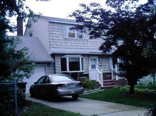 135 Maple Ct, Copiague, NY 11726