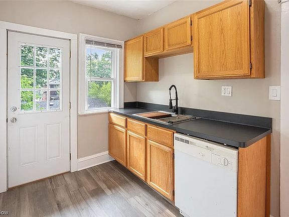 3rd image of 1541 Warren Rd