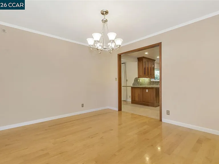 241 Ivy Pl — Photo 3