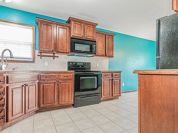 5th image of 2710 Oakwood Dr
