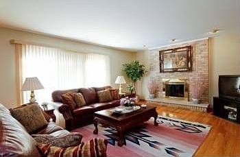 3rd image of 107 E Elaine Cir