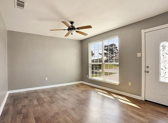 3rd image of 136 Elaine Dr