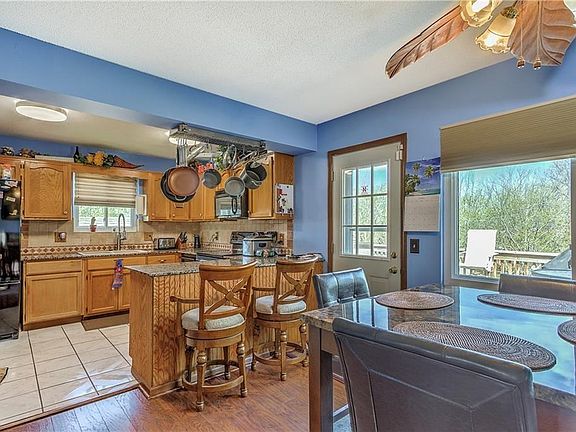 5th image of 805 NW Cambridge Ct