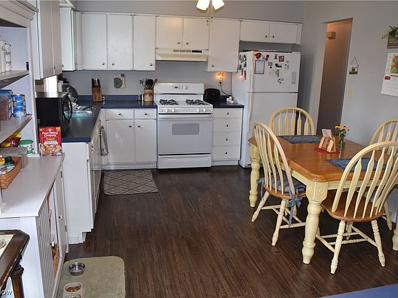 3rd image of 130 Franklin St