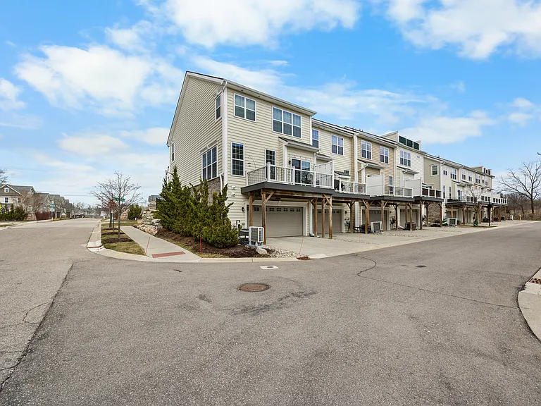 2794 Ashcombe Dr — Photo 44