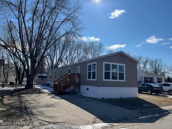 372 Circle Dr E, Grand Forks, ND 58203