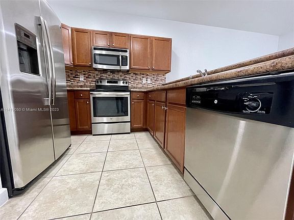 5th image of 430 SE 32nd Ave #0