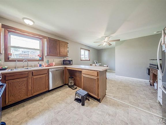 5th image of 415 Hutchinson Dr