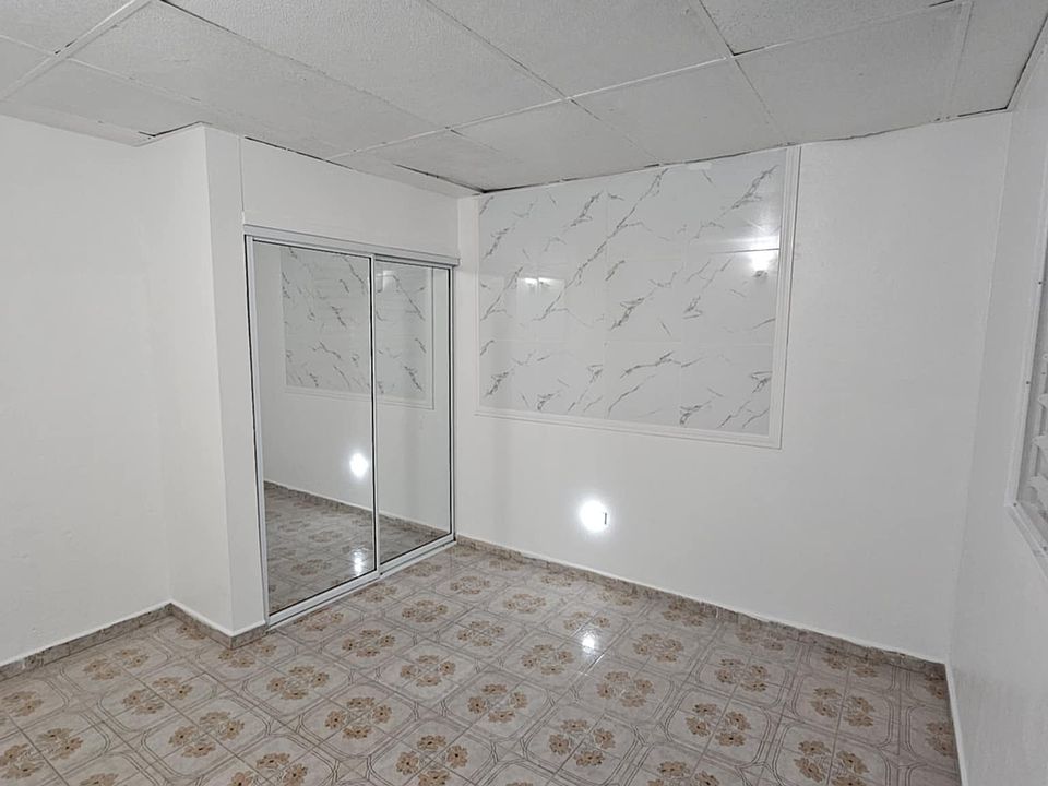 Room 2: closet with mirror doors