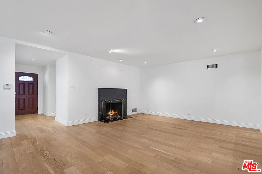 3 bed, 2.0 bath, 1968 sqft, $5,950 — Photo 4