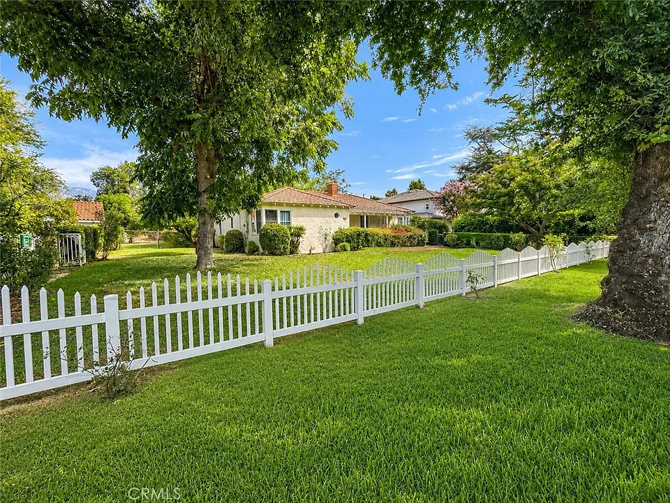 325 W Lemon Ave