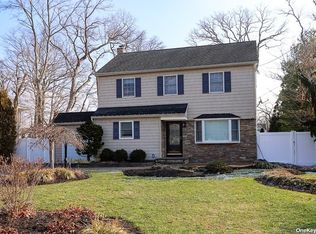 47 Lincoln Dr, Oakdale, NY 11769