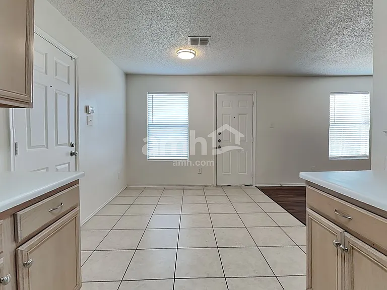 1528 Englewood Dr — Photo 4