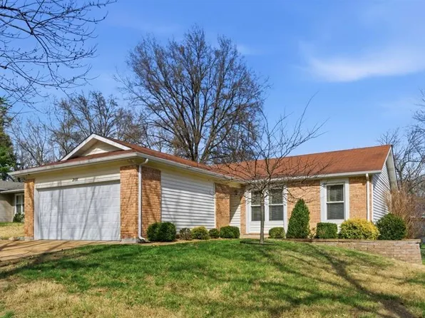 2166 Pheasant Run Dr, Maryland Heights, MO 63043