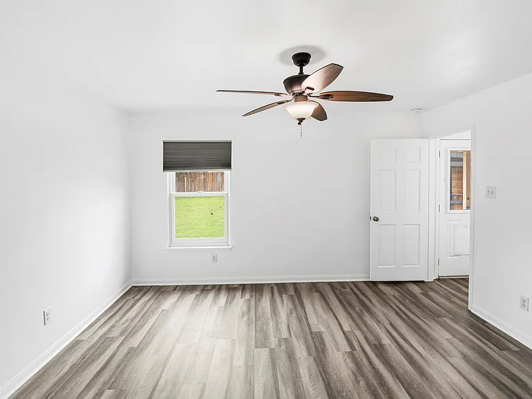 229 J E Brown Ln — Photo 16
