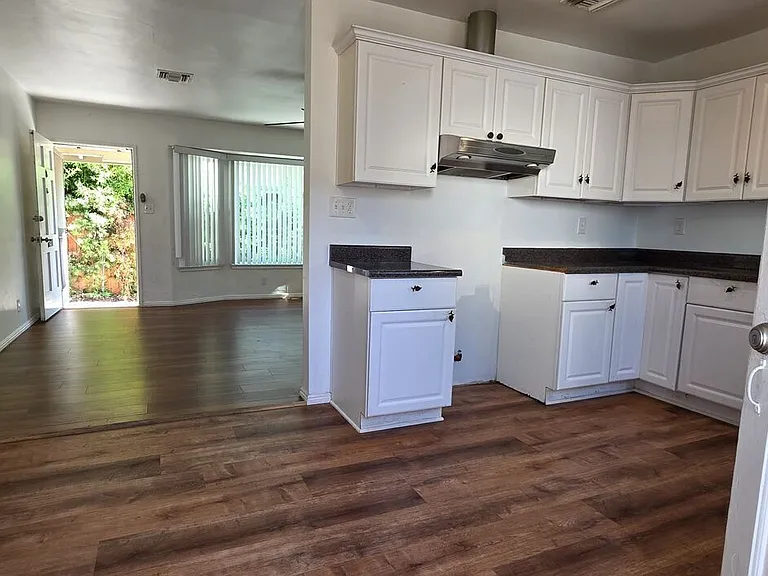 5444 Hermitage Ave — Photo 2