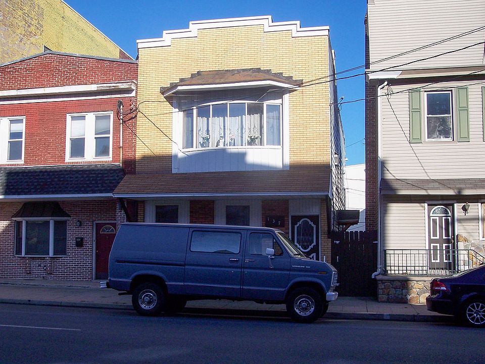2nd image of 137 N Oak St