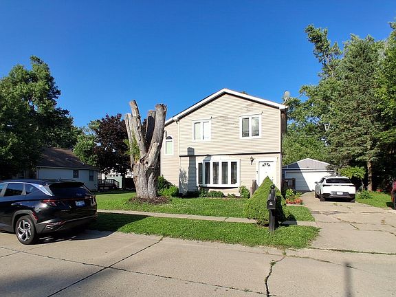 4th image of 21812 Albion Ave