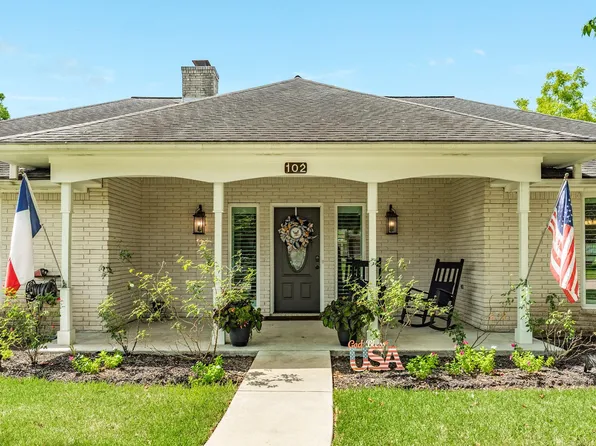 102 Buttercup St, Lake Jackson, TX 77566