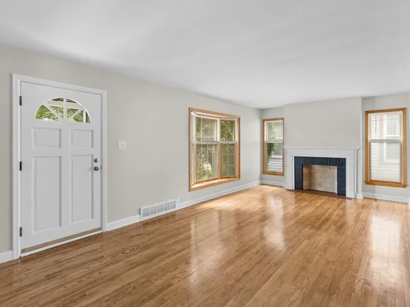 W63N399 Hillcrest Ave, Cedarburg, WI 53012