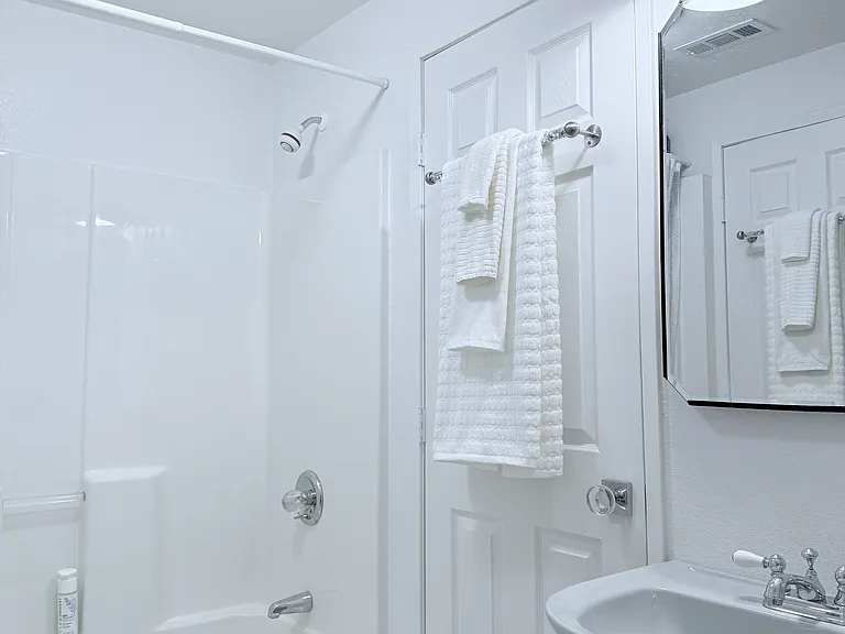 2140 Hollymont Dr — Photo 33