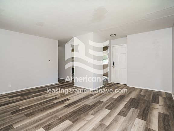 1554133_002_living_room_13988350.jpg