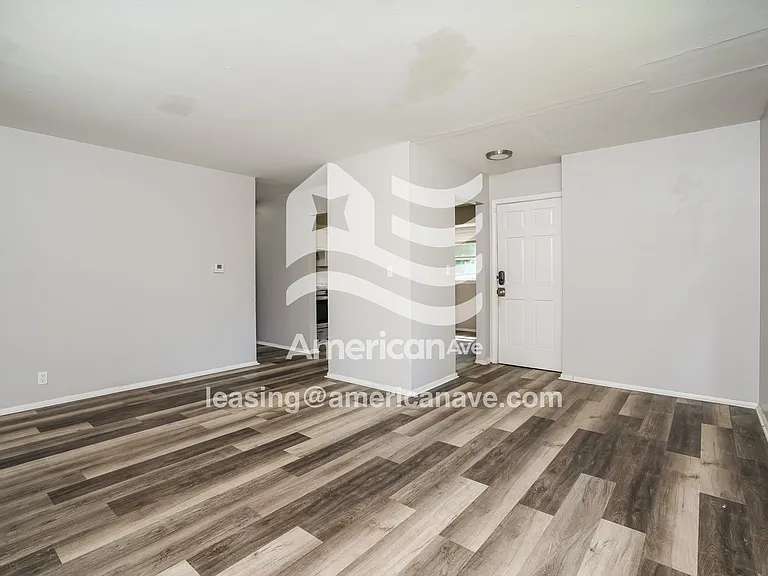1554133_002_living_room_13988350.jpg