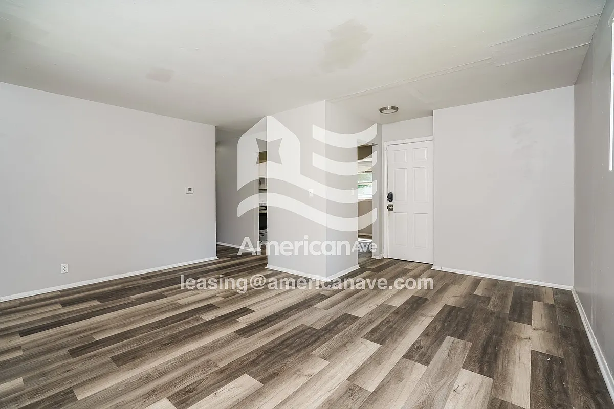1554133_002_living_room_13988350.jpg - 6032 N 61st St #6034